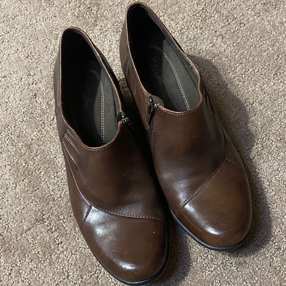 Clarks Brown Leather Size 9.5M Loafers with Side Zip Detail Career Academia Fall